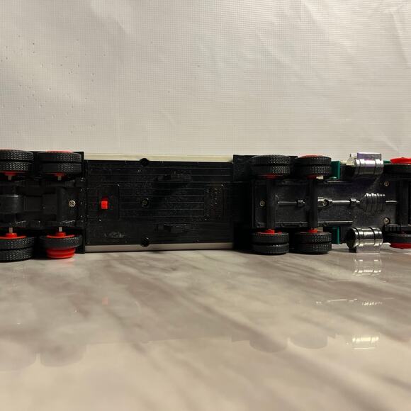 Rare 1997 Hess Oil Toy Truck with Racers - Tested Working Model - Picture 7 of 7